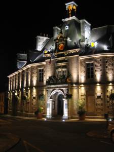 La mairie de Loudéac, illuminée ...